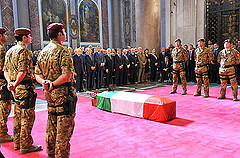 Oggi i funerali del para' ucciso in Afghanistan, un'altra "via crucis"